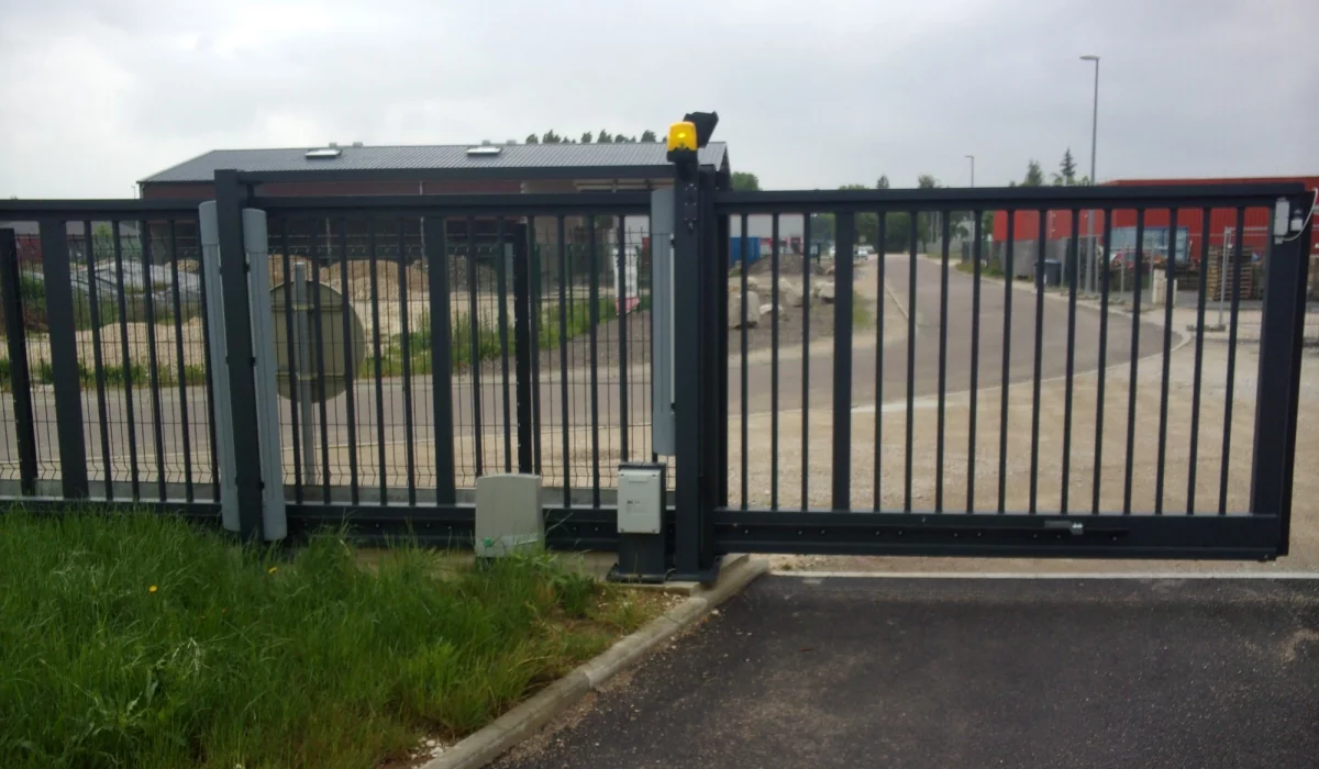 Portail autoportant télécommandé