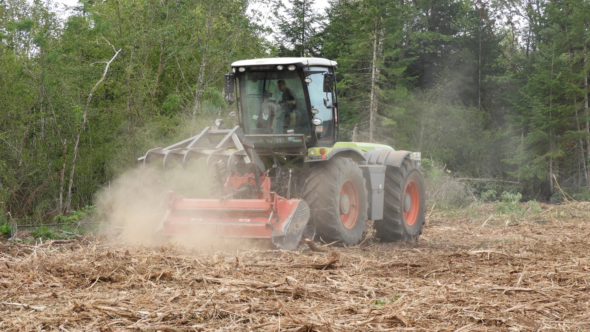 Broyeur de pierre Bugnot en action sur un chantier TPF en Côte-d'Or — concassage de pierres calcaires en surface