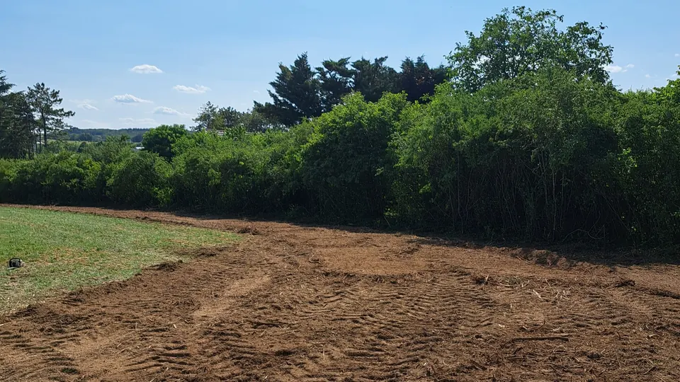 Parcelle agricole remise en valeur par TPF en Côte-d'Or : sol broyé et préparé pour la culture